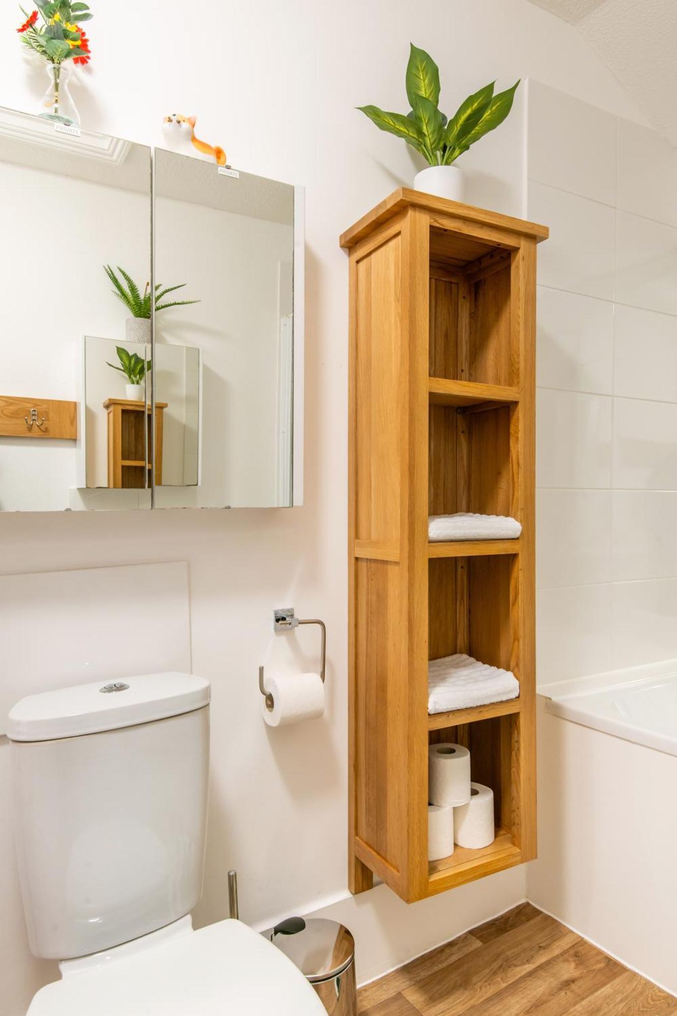 & - Group Or Family Fun Apartment Brighton